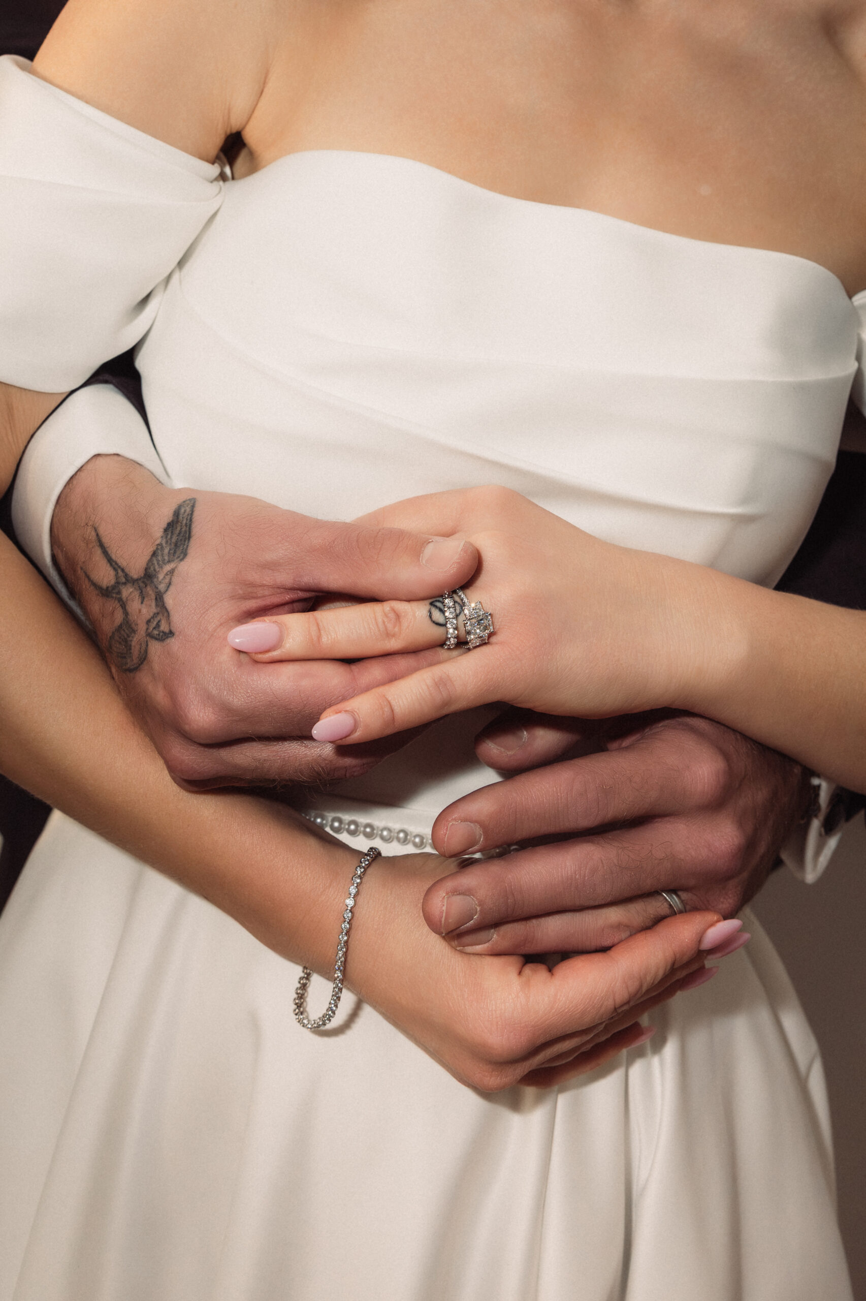 PhotomomentsNicole_Styled-Shoot-Timeless-Cloud-Dancer-Indoor-Couple-Shoot-41_(2)